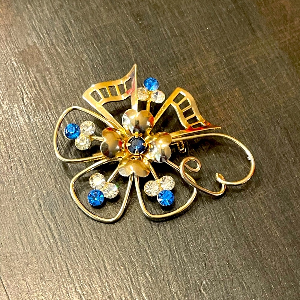 Antique brooch blue and rhinestone 🤩